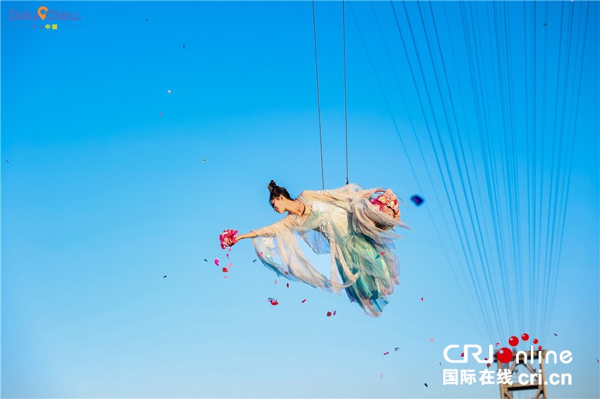 【2025打卡中国】千年汴梁“触手可及” 外国网红沉浸式体验“国潮”河南