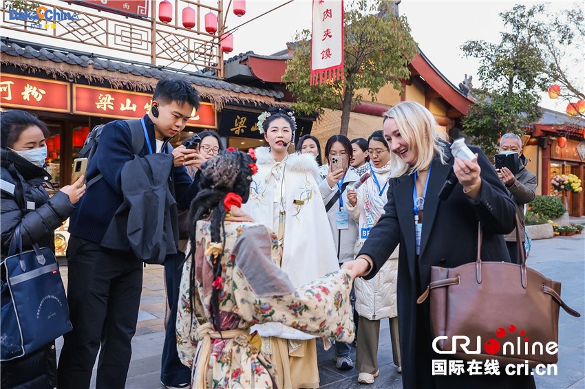 【2025打卡中国】千年汴梁“触手可及” 外国网红沉浸式体验“国潮”河南