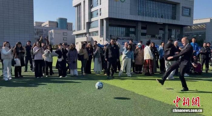 千里之谊，始于“足下”：世界市长南京聊“苏超”、话情谊