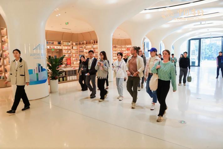 【中国有约】不像书城，更像文化公园！国际友人漫步深圳“湾区之眼”感受“书香中国”