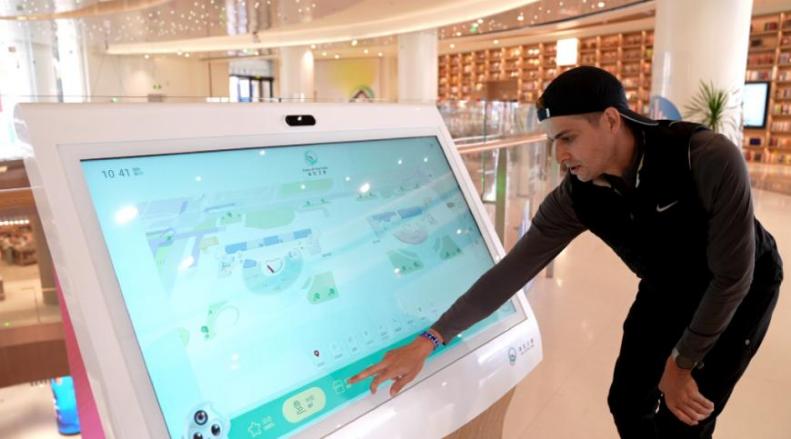 【中国有约】不像书城，更像文化公园！国际友人漫步深圳“湾区之眼”感受“书香中国”