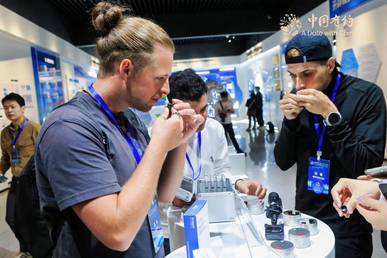 【中国有约】感受“深圳质感” 看“未来已来”：国际人士触摸科技浸润下的城市温度 - 中国日报网