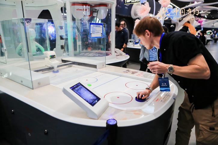 【中国有约】感受“深圳质感” 看“未来已来”：国际人士触摸科技浸润下的城市温度 - 中国日报网