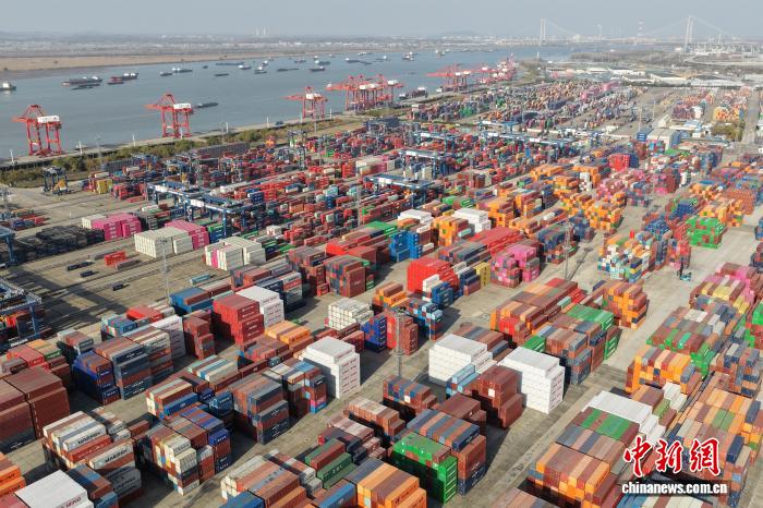 外媒关注中央经济工作会议:中国着眼未来,多举措优化经济发展 12月8日,航拍南京龙潭港进出口集装箱码头。当日,中国海关总署公布的最新数据显示,今年11月份,中国货物贸易增速回升,进出口总值3.9万亿元人民币,同比增长4.1%。(无人机照片) <a target='_blank' href='//'><p align=