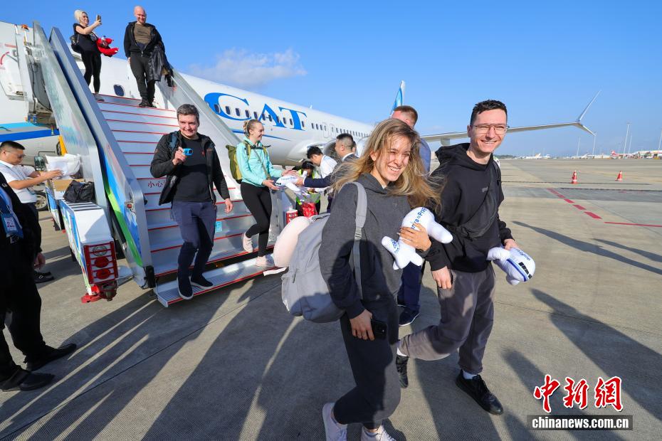 中国首条第七航权客运航线航班抵三亚