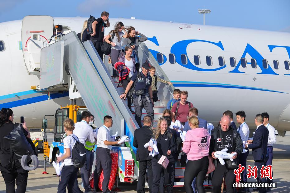 中国首条第七航权客运航线航班抵三亚