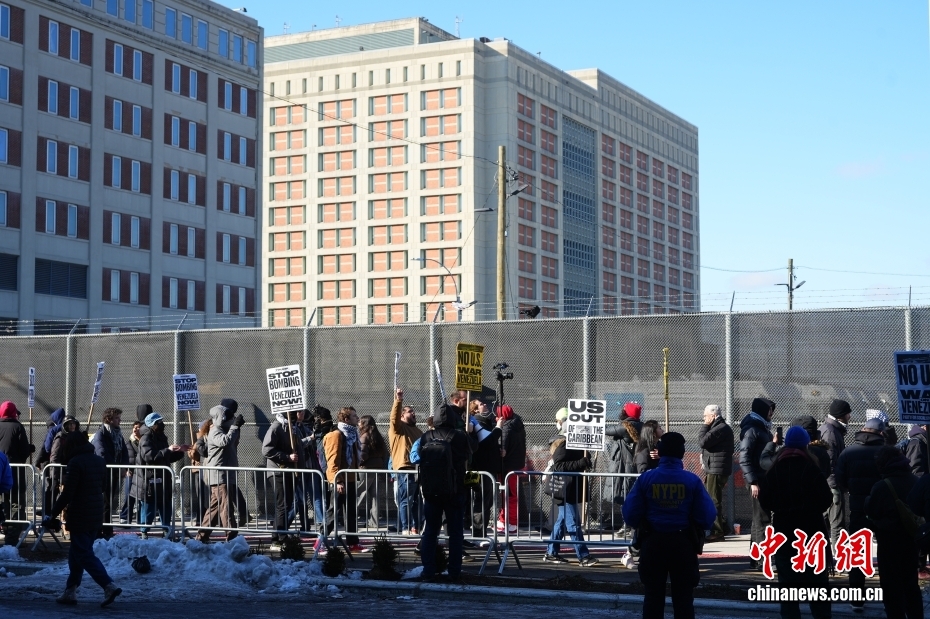 纽约举行示威抗议美国对委内瑞拉军事打击