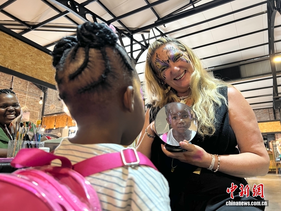 周末市集受南非约堡民众青睐 周末市集受南非约堡民众青睐