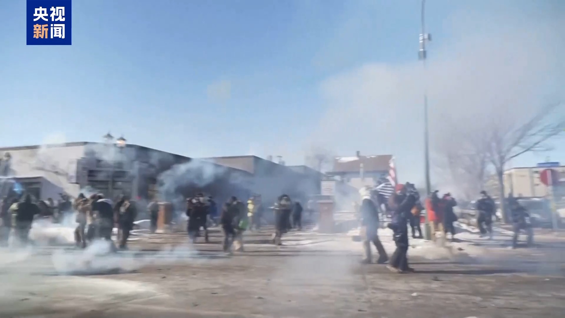 美明尼苏达州居民举行抗议示威 要求联邦执法人员离开