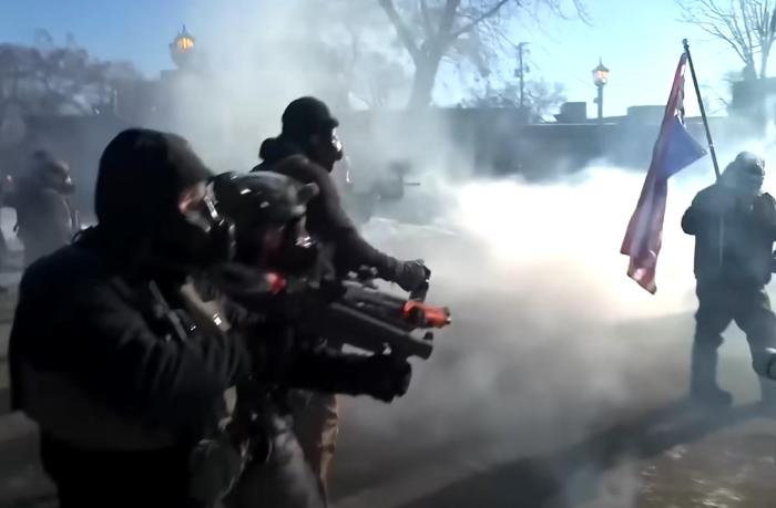 最危险的对峙在逼近,美国社会“泄压阀”走到失效边缘 | 国际识局