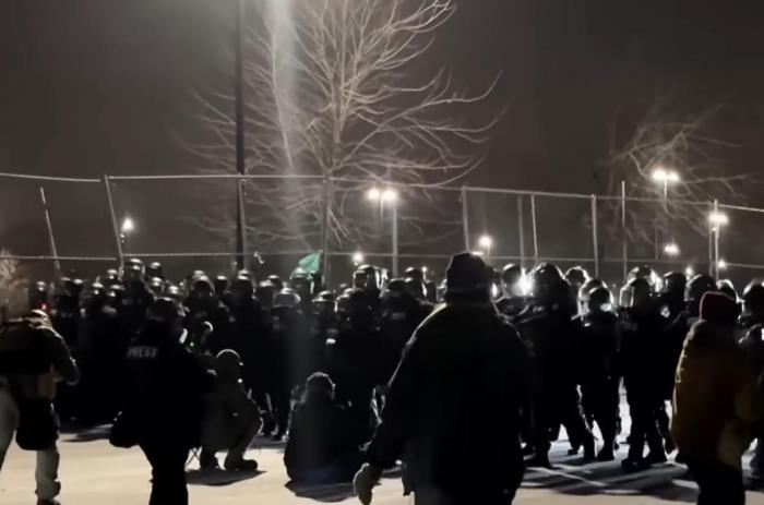 最危险的对峙在逼近,美国社会“泄压阀”走到失效边缘 | 国际识局