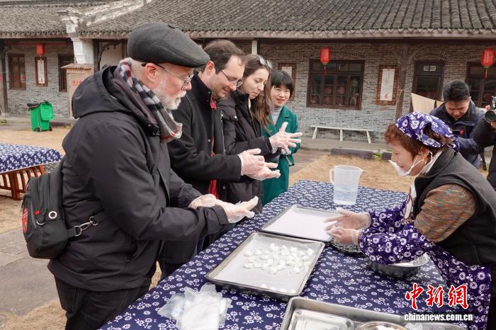 （新春走基层）苏格兰裙映中国红 国际友人体验宁波年味