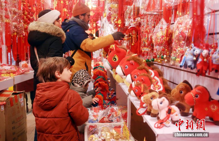 东西问丨梦想“成为中国人”的老外来过春节了?