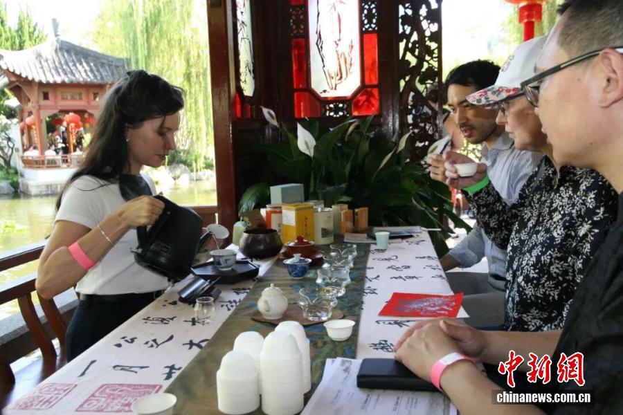 东西问丨梦想“成为中国人”的老外来过春节了?