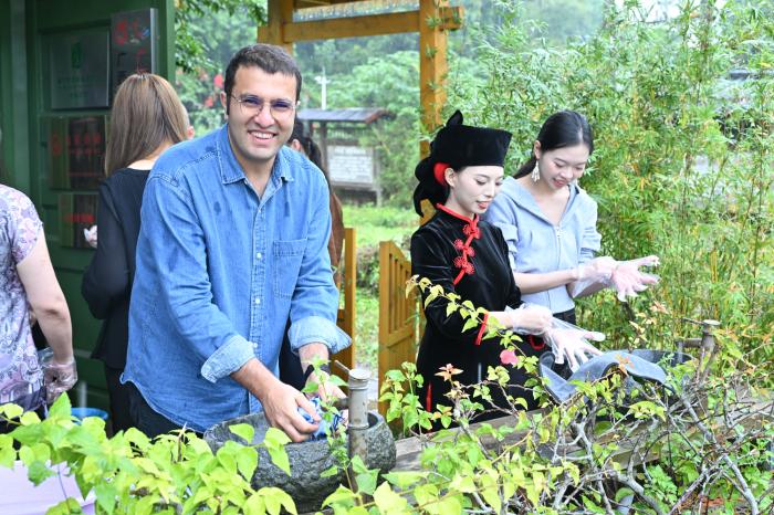 东西问|伊朗汉学家:中华经典如何“落地”异域?