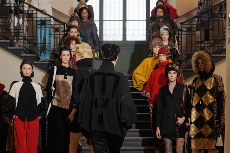 中国甲骨文亮相米兰时装周 时装发布会现场。 主办方供图