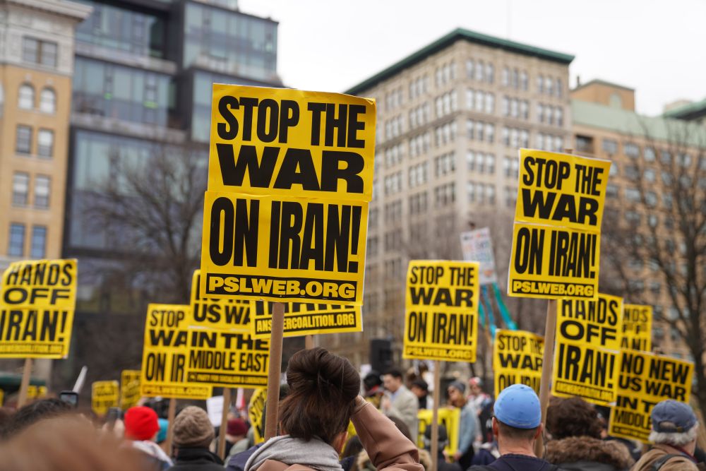 综合消息｜多国民众抗议美以军事打击伊朗：“停止轰炸伊朗”“拒绝战火蔓延”