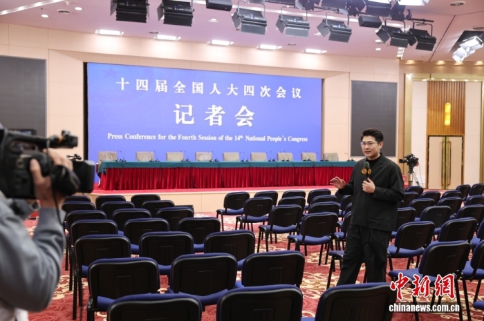 资料图：2月27日，在2026年全国两会即将召开之际，设在北京梅地亚中心的全国两会新闻中心正式启用。目前已有3000多名中外记者报名采访全国两会，其中境内记者2000多名，港澳台记者和外国记者1000多名。十四届全国人大四次会议和全国政协十四届四次会议将分别于3月5日和3月4日在北京开幕。图为媒体记者在全国两会新闻中心工作。<a target='_blank' href='/'><p align=