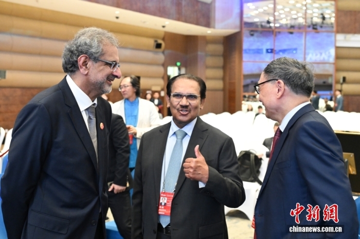 3月26日，博鳌亚洲论坛2026年年会全体大会在海南博鳌举行。图为与会嘉宾在会前交流。<a target='_blank' href='//'><p align=