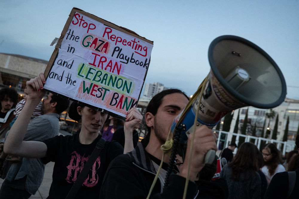 全球多地爆发示威抗议 民众高呼“不要战争”