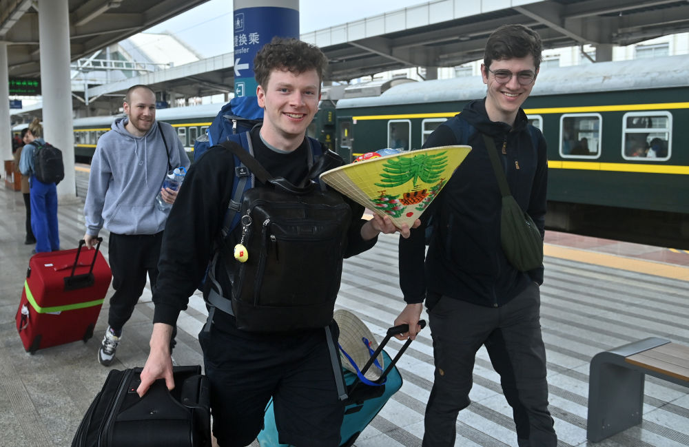 列车飞驰通山海 中越铁路架起友谊合作桥