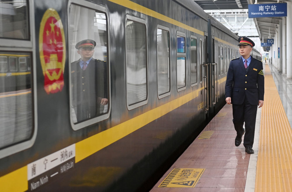 列车飞驰通山海 中越铁路架起友谊合作桥