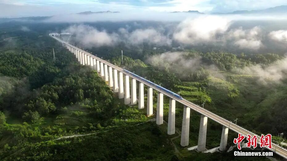 10小时、2400公里!苏林再坐中国高铁,背后深意耐人寻味