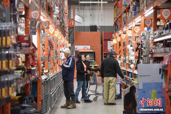 图为美国民众在弗吉尼亚州一家居建材用品店购物。 <a target='_blank' href='/'><p align=