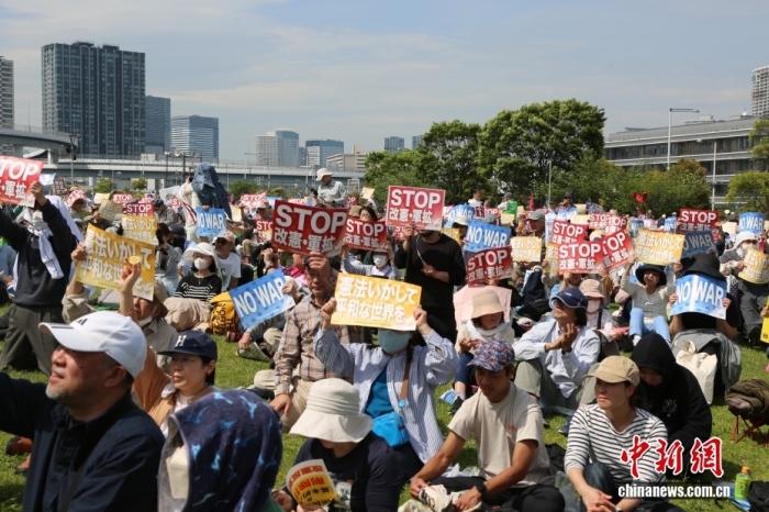 5月3日是日本宪法日。当日约5万名日本民众在东京有明防灾公园举行守护宪法集会，呼吁坚持和平宪法、反对战争与军备扩张。<a target='_blank' href='/'><p align=