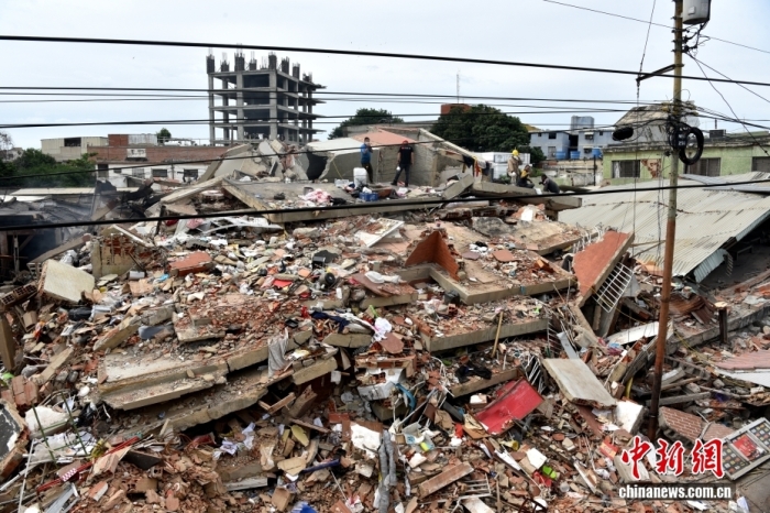 委内瑞拉地震死亡人数升至3535人 已发生上千次余震 当地时间7月3日,委内瑞拉拉瓜伊拉州卡迪拉玛,中国蓝天救援队员在废墟上参与搜救。截至7月4日,委内瑞拉日前发生的两次强震造成的死亡人数上升至2954人,受伤人数上升至16592人。<a target='_blank' href='/'><p align=