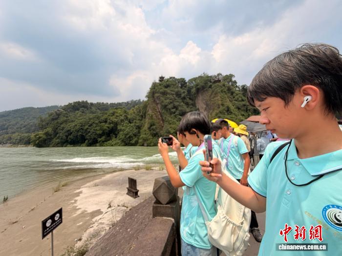 美国华裔青少年感知巴蜀：看大熊猫、访古堰、学川菜