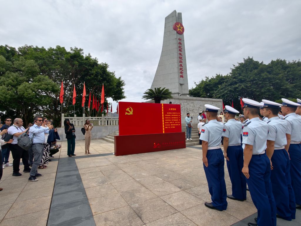 新华鲜报丨循长征足迹,世界政党媒体探寻中国式现代化精神密码