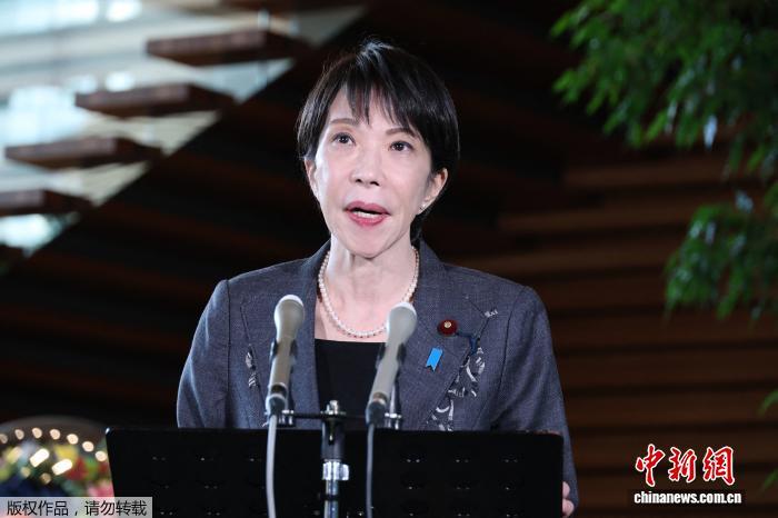 日本82个地方议会发声:要求高市政府坚持“无核三原则” 2025年12月9日,日本首相高市早苗对记者发表讲话。