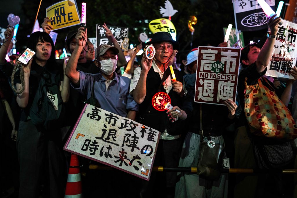 新闻分析丨支持率显著下滑,高市执政“亮红灯”