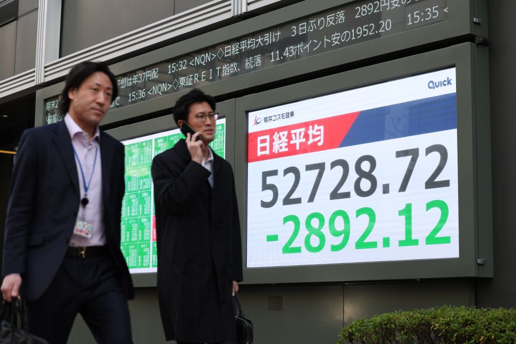 新闻分析丨支持率显著下滑,高市执政“亮红灯”