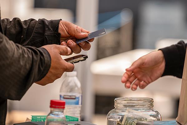 对全世界加税 美国的“关税续命术”又有了新剧本