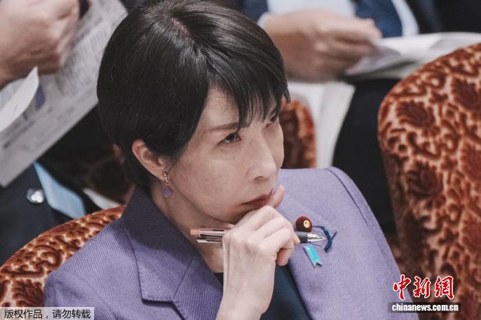 日本在野党痛批高市:“一个不知反省的国家,无法获得信任” 2025年12月15日,日本首相高市早苗在国会众议院预算委员会会议上听取提问。