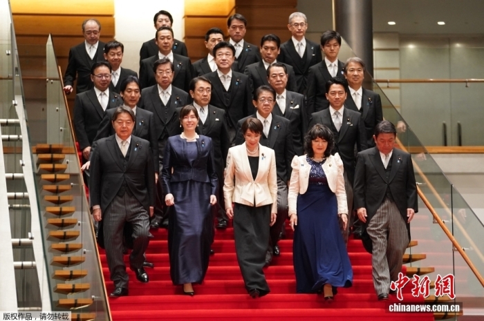 高市政府,正让日本民众越来越不安 当地时间2月18日晚,日本首相任命和内阁大臣认证仪式在日本皇宫举行,第二届高市早苗内阁正式成立。此前日本内阁官房长官木原稔在记者会上称,第二届高市早苗内阁中,上一届内阁全体官员将留任。图为当地时间2月18日,日本首相高市早苗(前排中)在东京的首相官邸率阁僚合影。