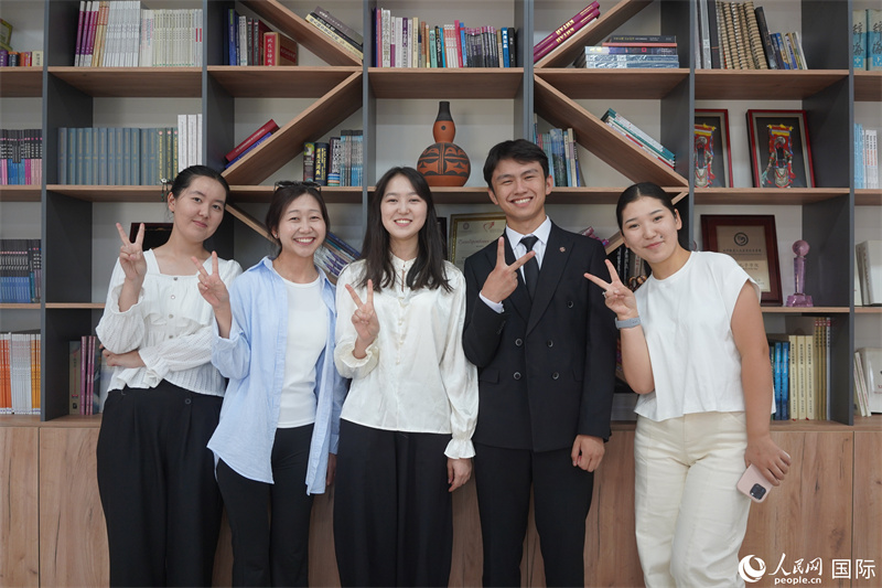 比什凯克国立大学孔子学院学生毕阳阳(左二)。人民网记者 褚梦琦摄