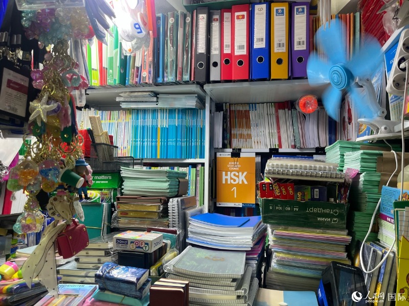 比什凯克地下商场的摊位上摆着中文教材。人民网记者 寇杰摄