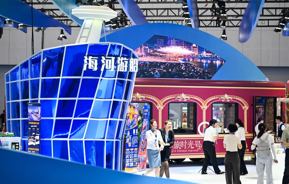 全球旅游机构瞄准“中国游”新蓝海 9月3日,观众在博览会河海津韵天津展区参观。新华社记者 赵子硕 摄