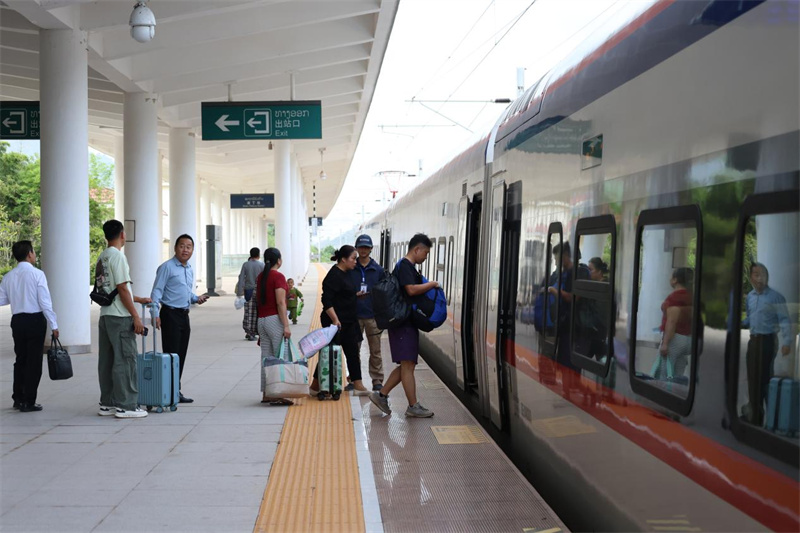 中老铁路首开早间磨丁至万象城际列车 乘客在磨丁站站台排队上车。老中铁路有限公司供图
