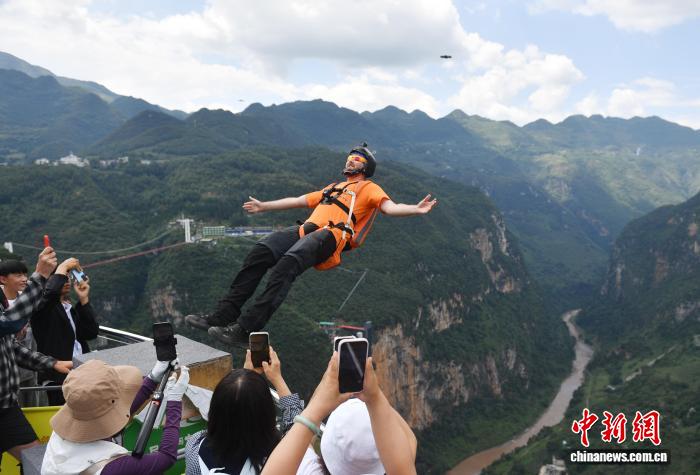 东西问丨从“China Travel”到“China Haul”:中国热词里,世界重新发现中国 东西问丨从“China Travel”到“China Haul”:中国热词里,世界重新发现中国
