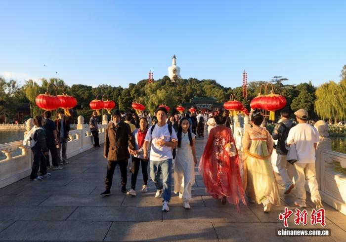 外媒关注国庆假期:消费市场持续升温 外国游客感受中国魅力