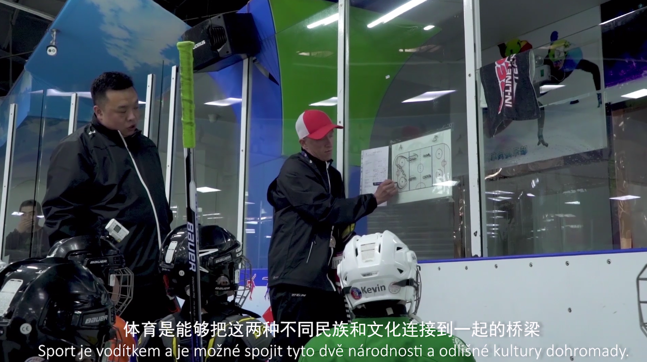 【辉煌七十载老外在中国】捷克冰球教练：中国冬季运动发展迅速