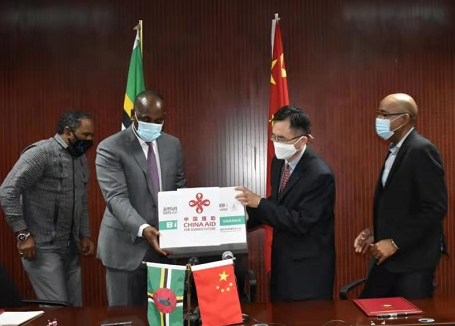 中国援助疫苗抵达多米尼克 多名政要交接仪式现场接种