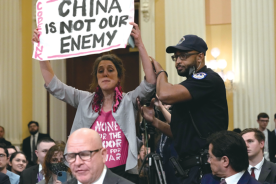 美议员听证会炒中美“生存斗争”，有人现场抗议：中国不是敌人！