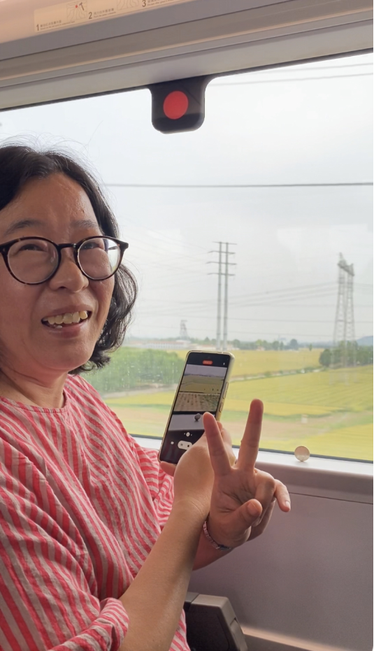 验证“复兴号”高铁平稳性，16位外国媒体记者在时速 305公里列车上比赛竖硬币