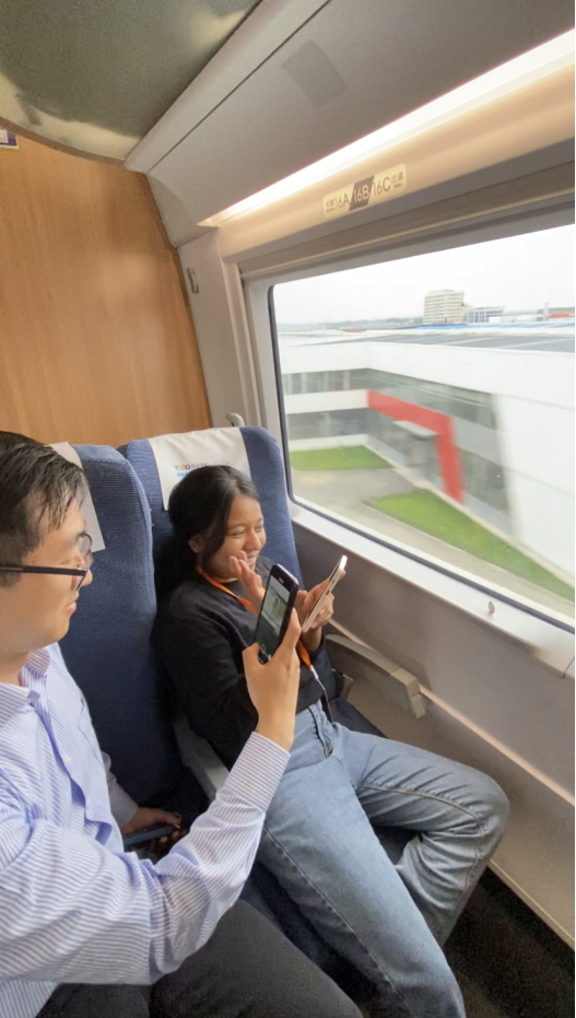验证“复兴号”高铁平稳性，16位外国媒体记者在时速 305公里列车上比赛竖硬币