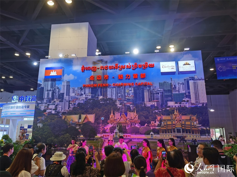 柬埔寨“魅力之城”表演吸引观众驻足拍照。人民网 杨春燕摄